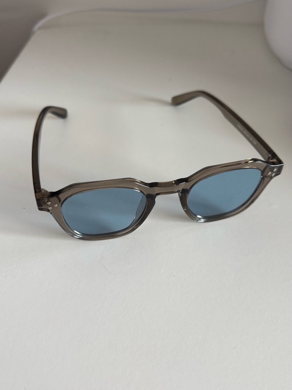 Classic Round Sunglasses in Brown, Gray, and Blue - Unbranded - Picture 4 of 9